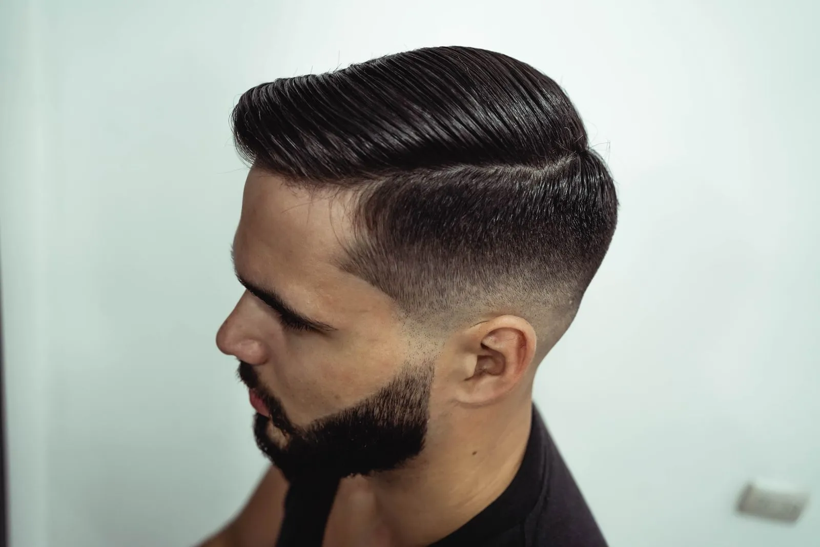 Tupé con raya marcada y degradado a piel