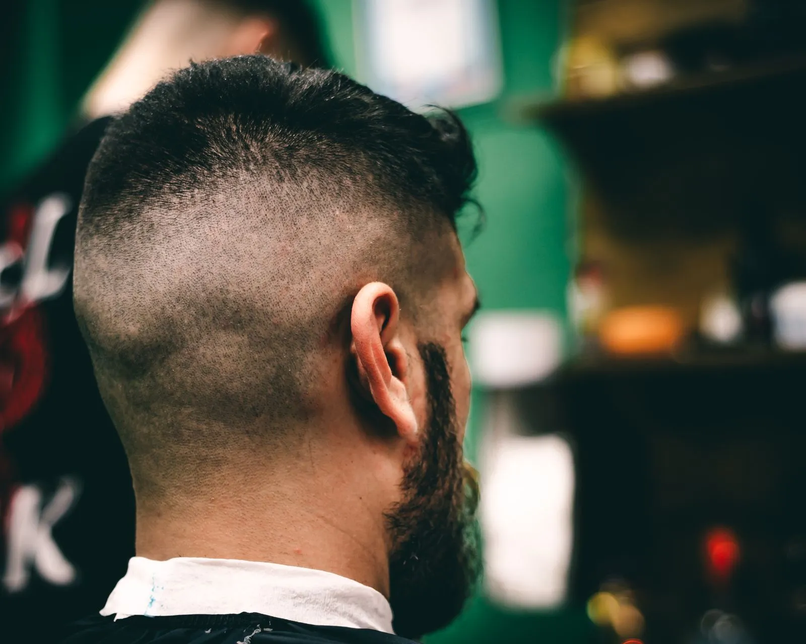 Degradado alto y barba esculpida
